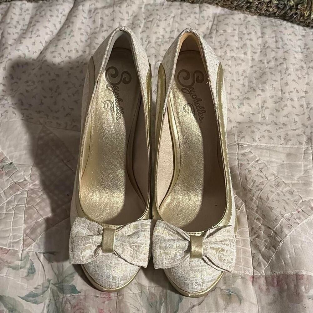 Seychelles Women's Cream and White Courts